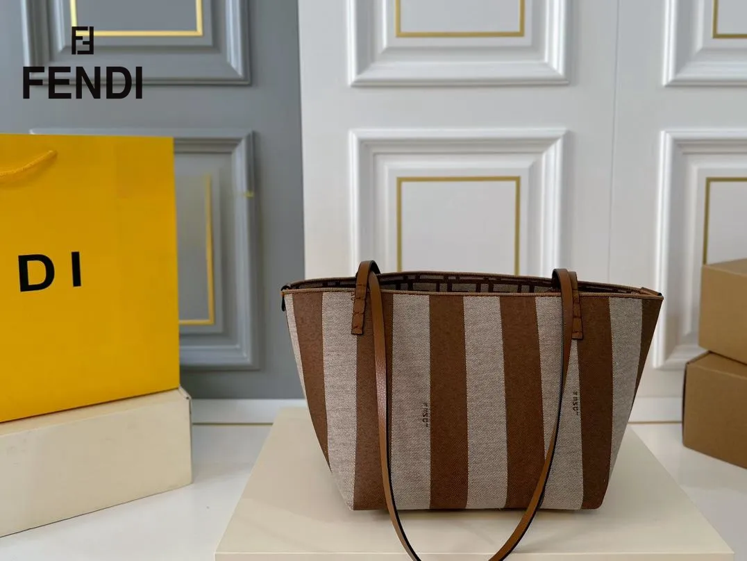 【FENDI  公式旗艦店】フェンディ  ハンドバッグ  当日出荷 好評に付き再入荷！28*31CM  240720