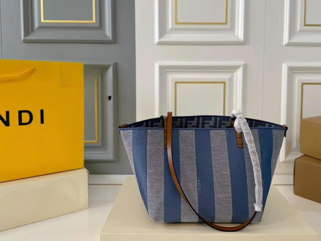【FENDI  公式旗艦店】フェンディ  ハンドバッグ  当日出荷 好評に付き再入荷！28*31CM  240720