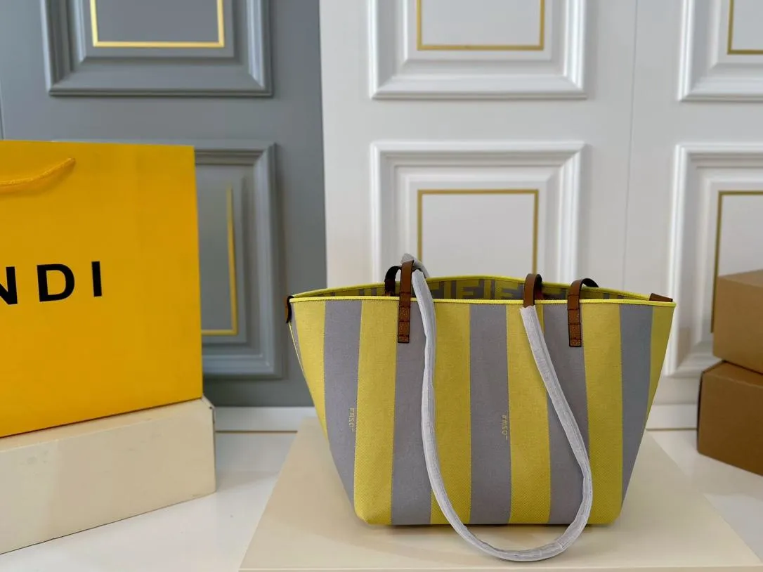 【FENDI  公式旗艦店】フェンディ  ハンドバッグ  当日出荷 好評に付き再入荷！28*31CM  240720