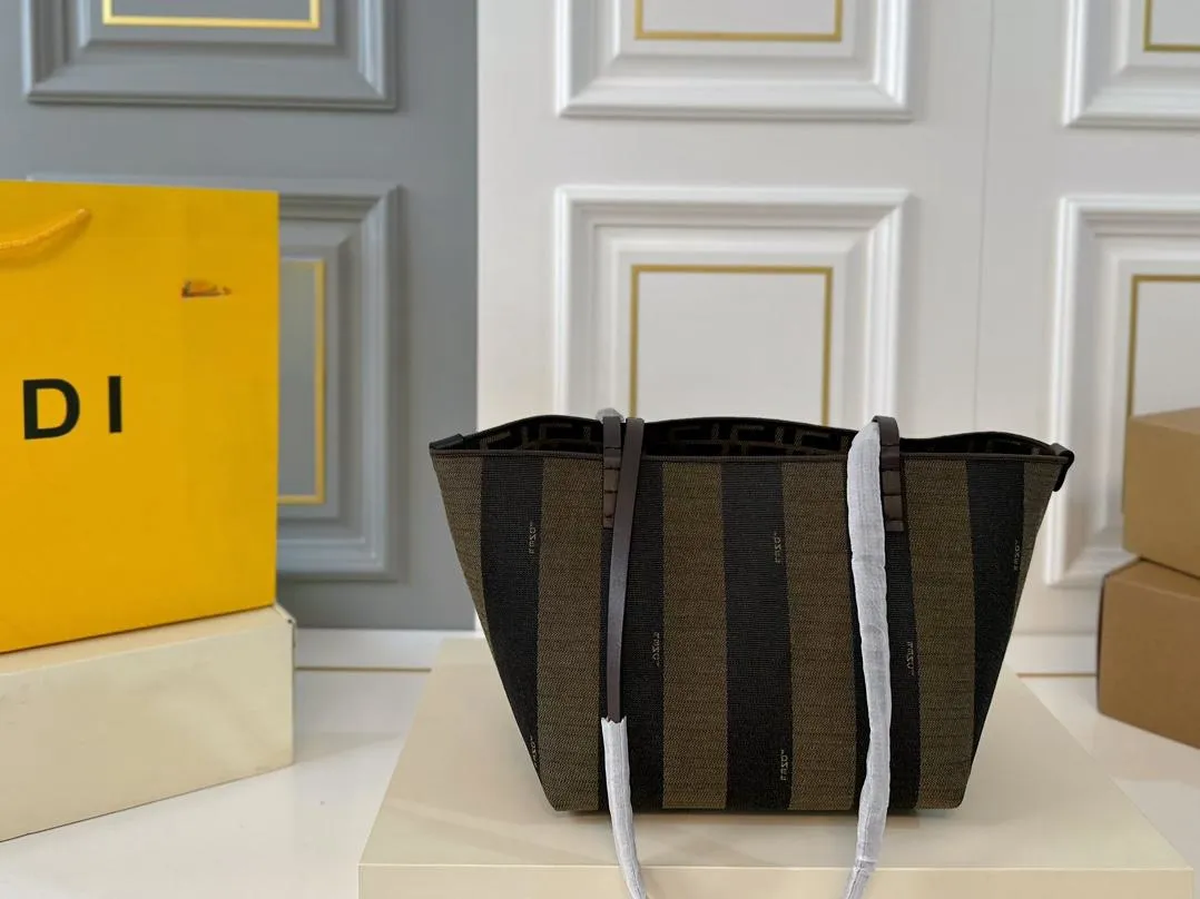 【FENDI  公式旗艦店】フェンディ  ハンドバッグ  当日出荷 好評に付き再入荷！28*31CM  240720