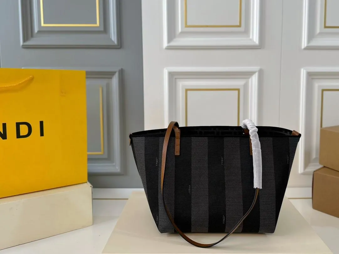 【FENDI  公式旗艦店】フェンディ  ハンドバッグ  当日出荷 好評に付き再入荷！28*31CM  240720