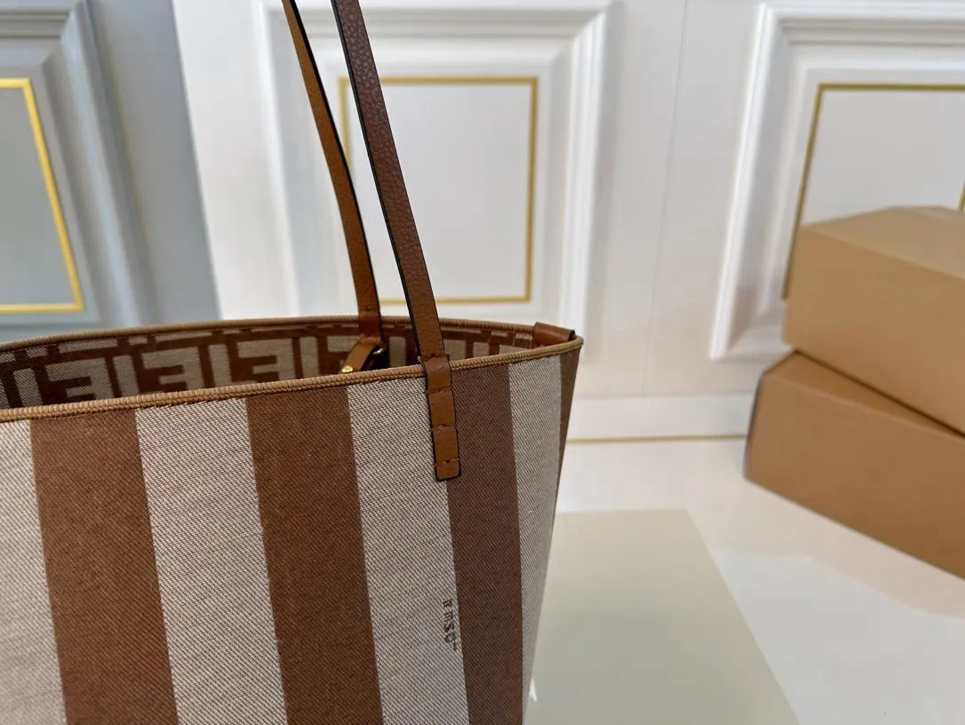 【FENDI  公式旗艦店】フェンディ  ハンドバッグ  当日出荷 好評に付き再入荷！28*31CM  240720