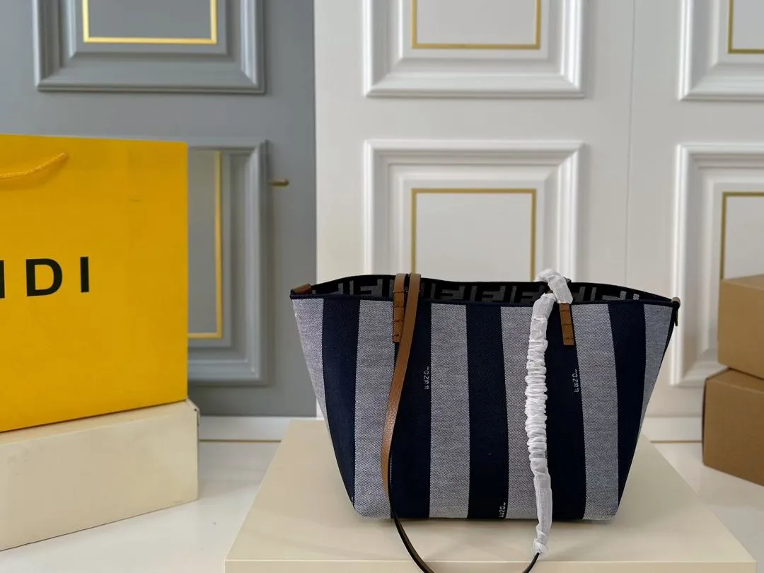 【FENDI  公式旗艦店】フェンディ  ハンドバッグ  当日出荷 好評に付き再入荷！28*31CM  240720