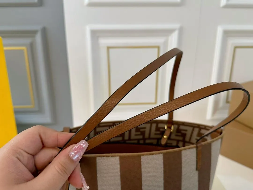 【FENDI  公式旗艦店】フェンディ  ハンドバッグ  当日出荷 好評に付き再入荷！28*31CM  240720