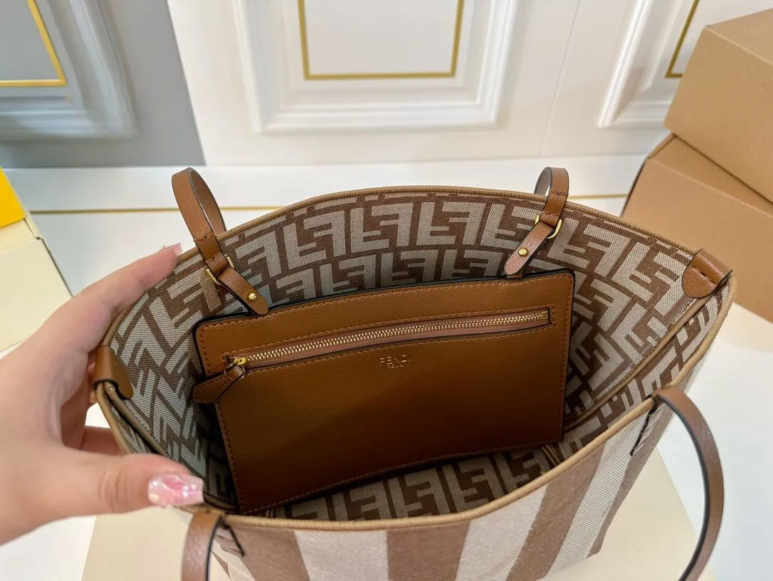 【FENDI  公式旗艦店】フェンディ  ハンドバッグ  当日出荷 好評に付き再入荷！28*31CM  240720