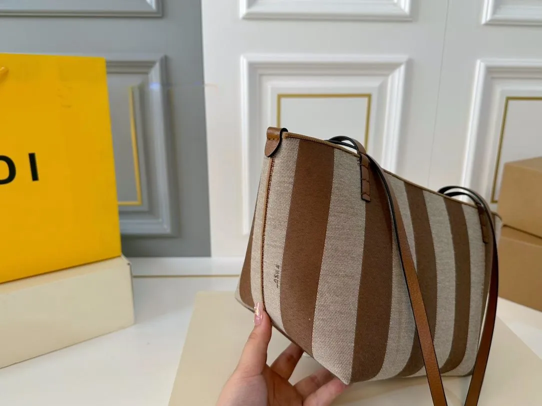 【FENDI  公式旗艦店】フェンディ  ハンドバッグ  当日出荷 好評に付き再入荷！28*31CM  240720
