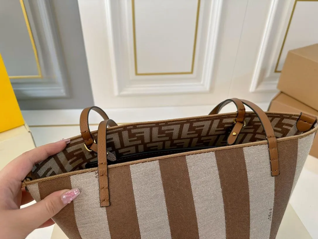 【FENDI  公式旗艦店】フェンディ  ハンドバッグ  当日出荷 好評に付き再入荷！28*31CM  240720