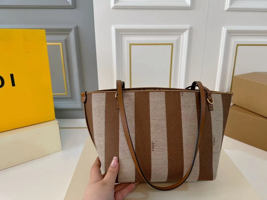 【FENDI  公式旗艦店】フェンディ  ハンドバッグ  当日出荷 好評に付き再入荷！28*31CM  240720