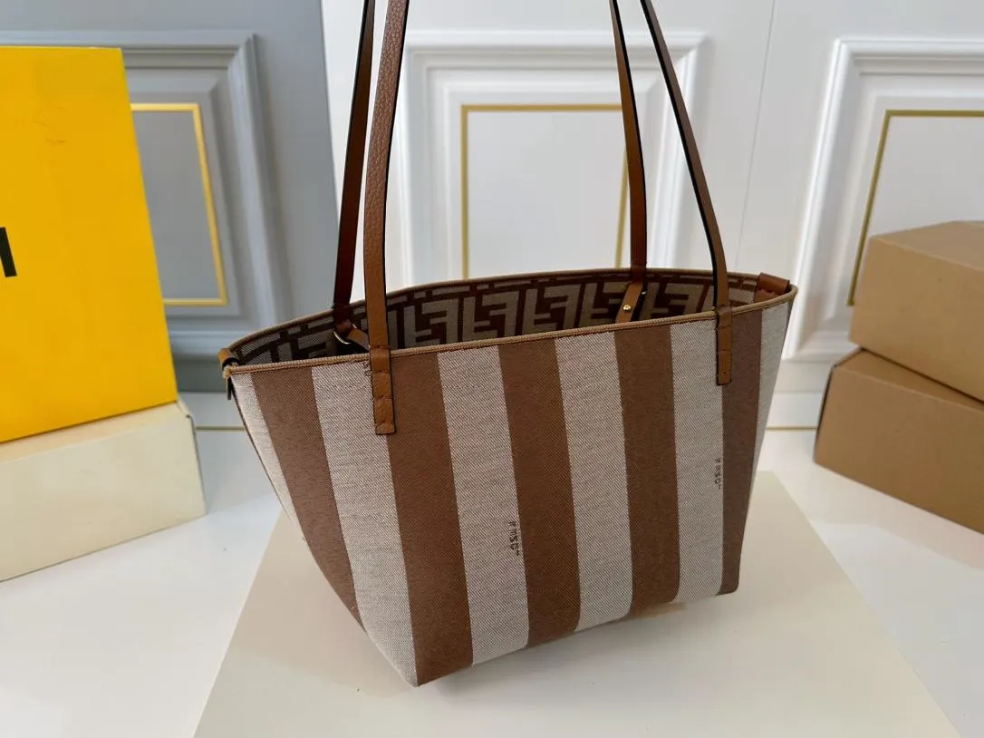 【FENDI  公式旗艦店】フェンディ  ハンドバッグ  当日出荷 好評に付き再入荷！28*31CM  240720