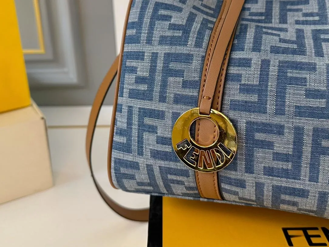 【FENDI  公式旗艦店】フェンディ  ハンドバッグ  当日出荷 好評に付き再入荷！30*20CM  240720
