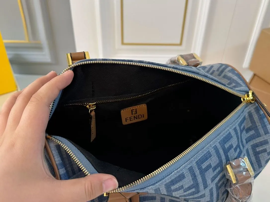 【FENDI  公式旗艦店】フェンディ  ハンドバッグ  当日出荷 好評に付き再入荷！30*20CM  240720