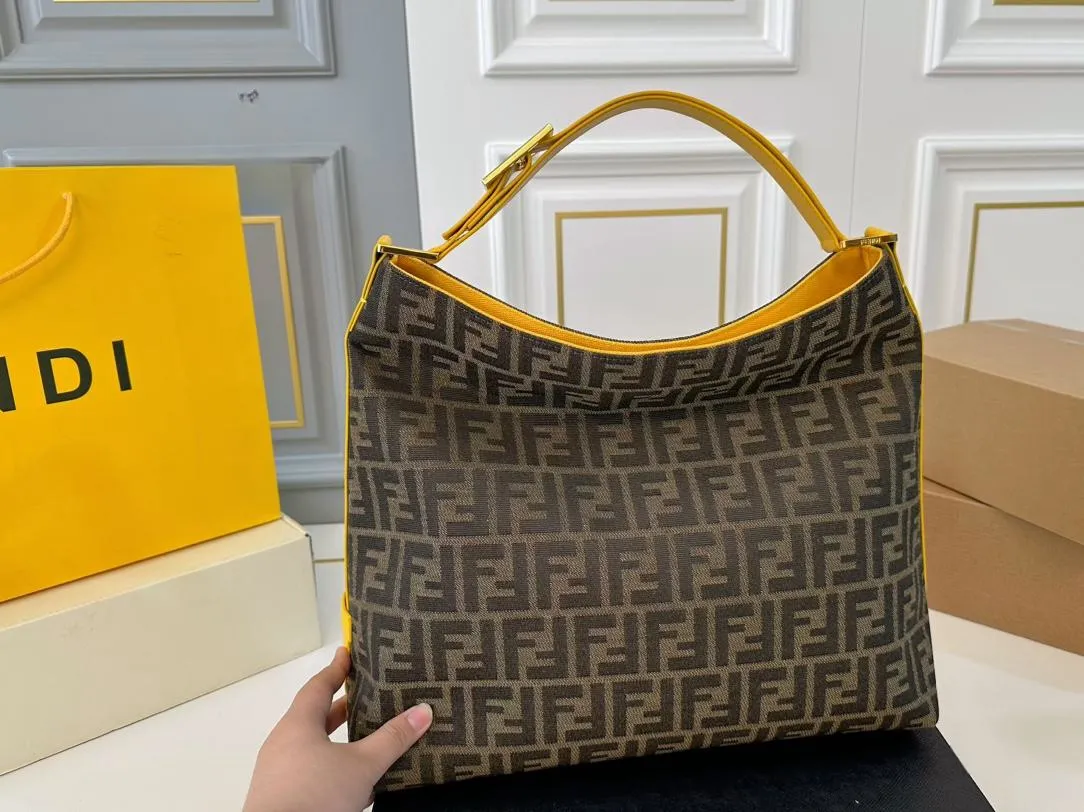 【FENDI  公式旗艦店】フェンディ  ハンドバッグ  当日出荷 好評に付き再入荷！38*35CM  240720