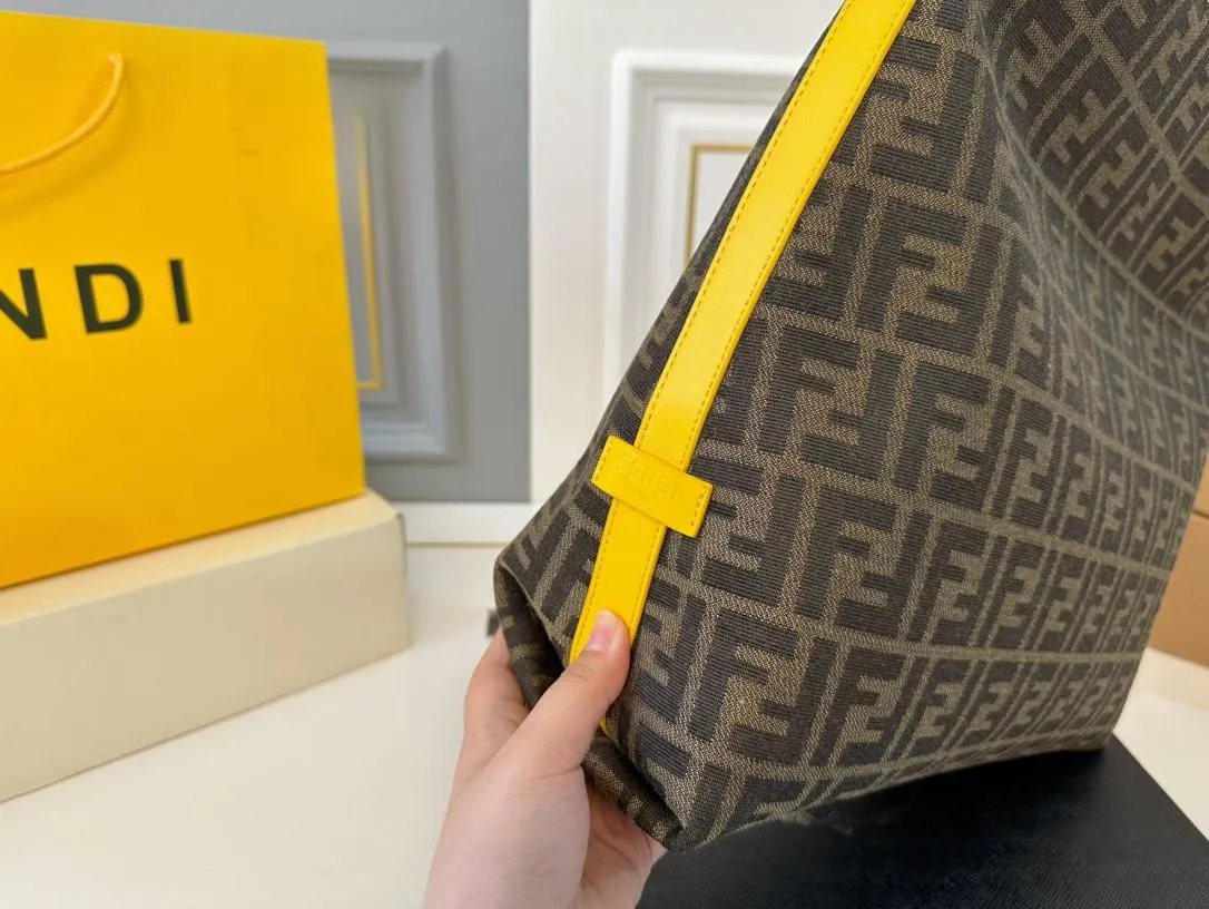 【FENDI  公式旗艦店】フェンディ  ハンドバッグ  当日出荷 好評に付き再入荷！38*35CM  240720