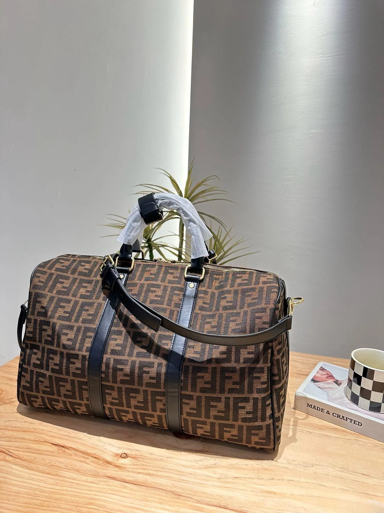 【FENDI  公式旗艦店】フェンディ  旅行かばん  当日出荷 好評に付き再入荷！45*27CM  240720