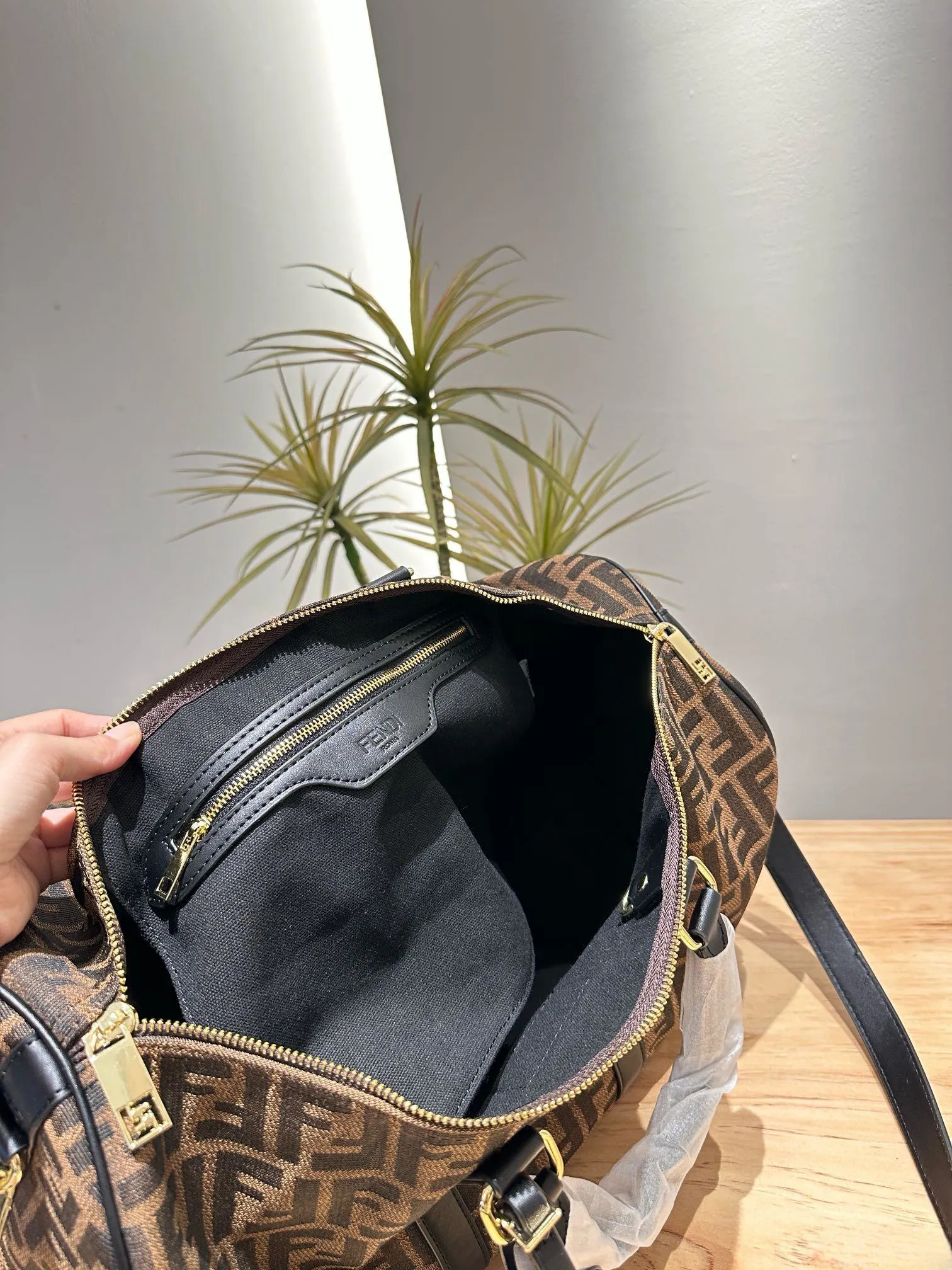 【FENDI  公式旗艦店】フェンディ  旅行かばん  当日出荷 好評に付き再入荷！45*27CM  240720