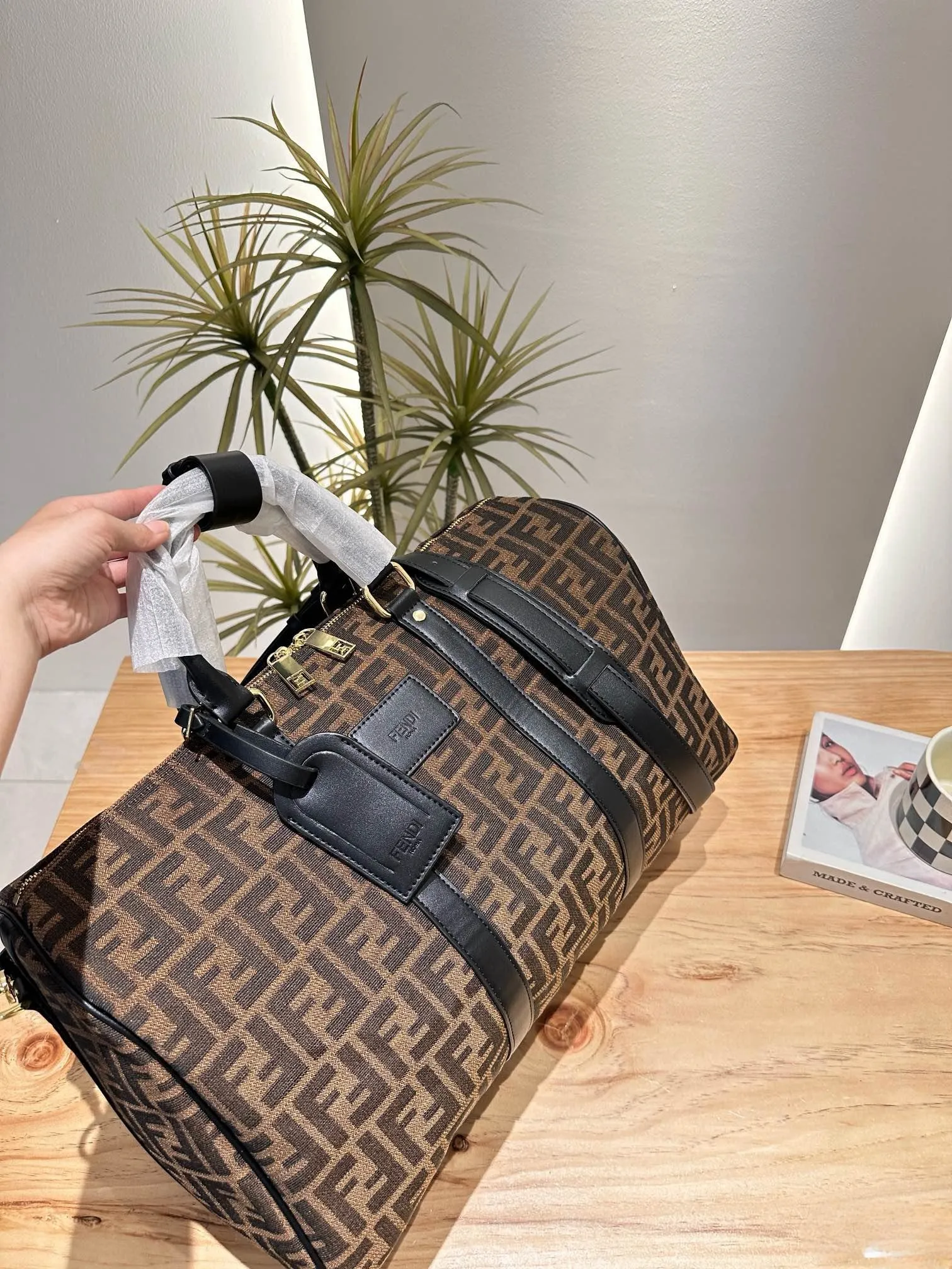 【FENDI  公式旗艦店】フェンディ  旅行かばん  当日出荷 好評に付き再入荷！45*27CM  240720
