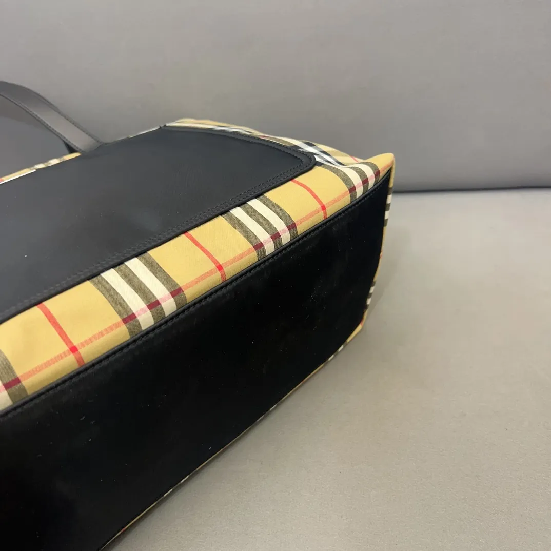 【BURBERRY 公式旗艦店】バーバリー  ハンドバッグ  当日出荷 好評に付き再入荷！34*28CM