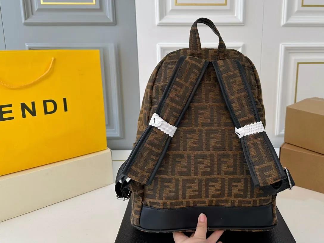 【FENDI  公式旗艦店】フェンディ  リュックサック  当日出荷 好評に付き再入荷！32*37CM  240720