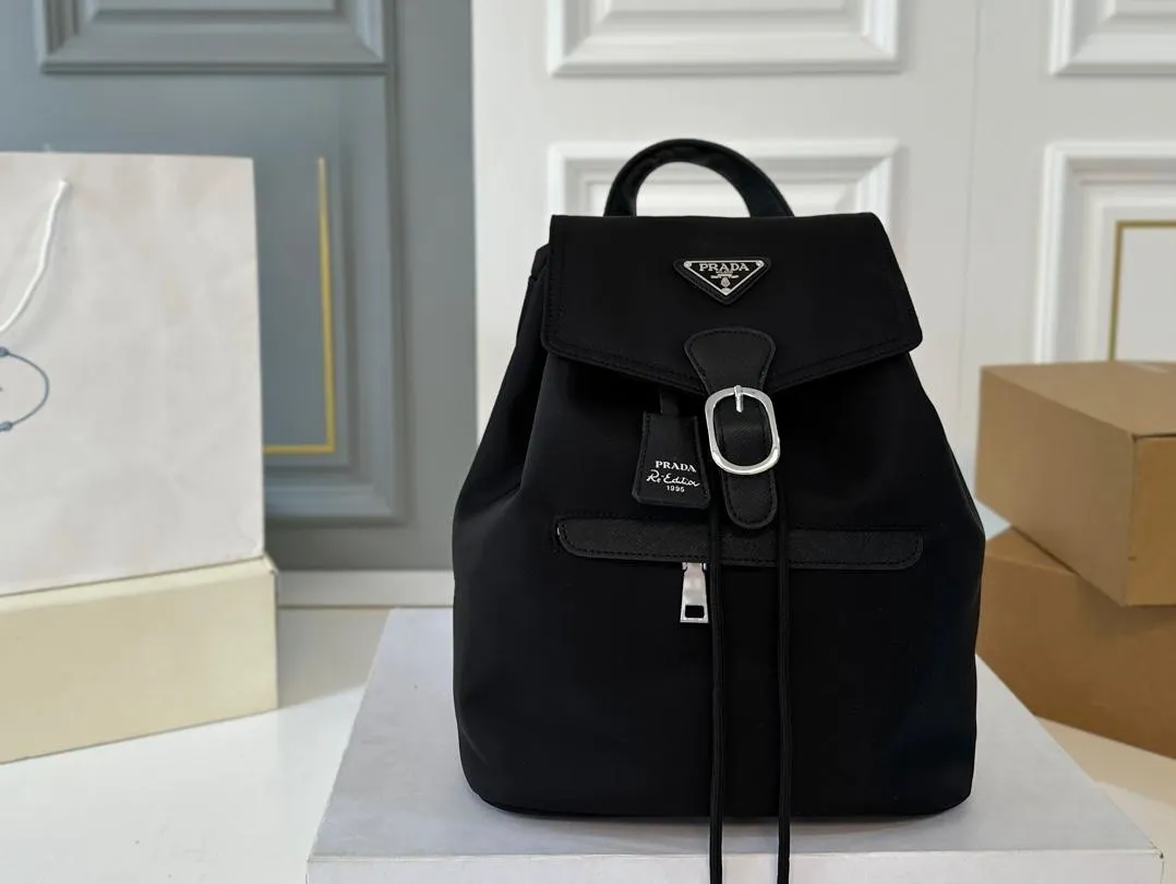 【PRADA  公式 旗艦店】プラダ   リュックサック当日出荷 好評に付き再入荷！27*30CM  240719