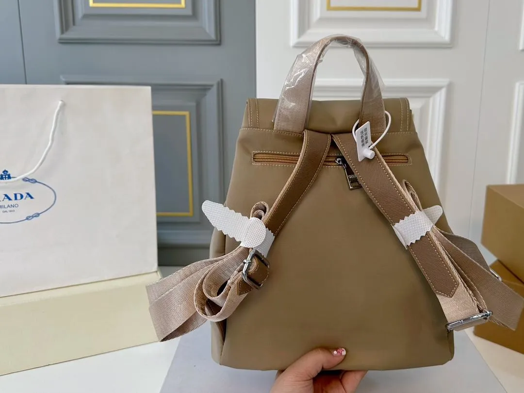 【PRADA  公式 旗艦店】プラダ   リュックサック当日出荷 好評に付き再入荷！27*30CM  240719