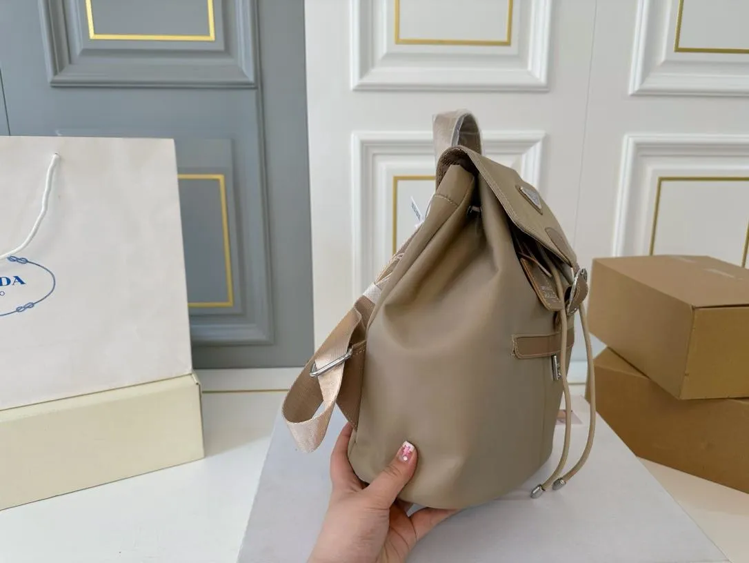 【PRADA  公式 旗艦店】プラダ   リュックサック当日出荷 好評に付き再入荷！27*30CM  240719