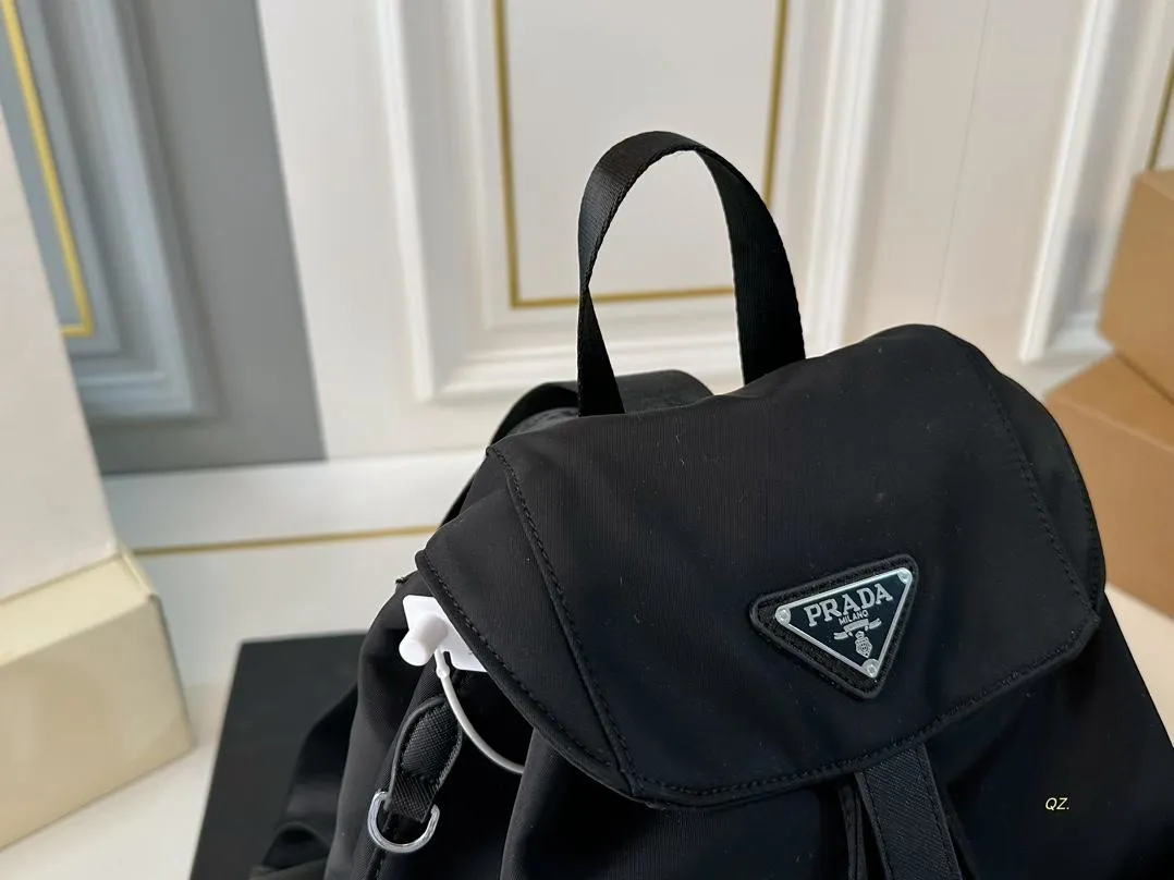 【PRADA  公式 旗艦店】プラダ   リュックサック当日出荷 好評に付き再入荷！30*33CM  240719