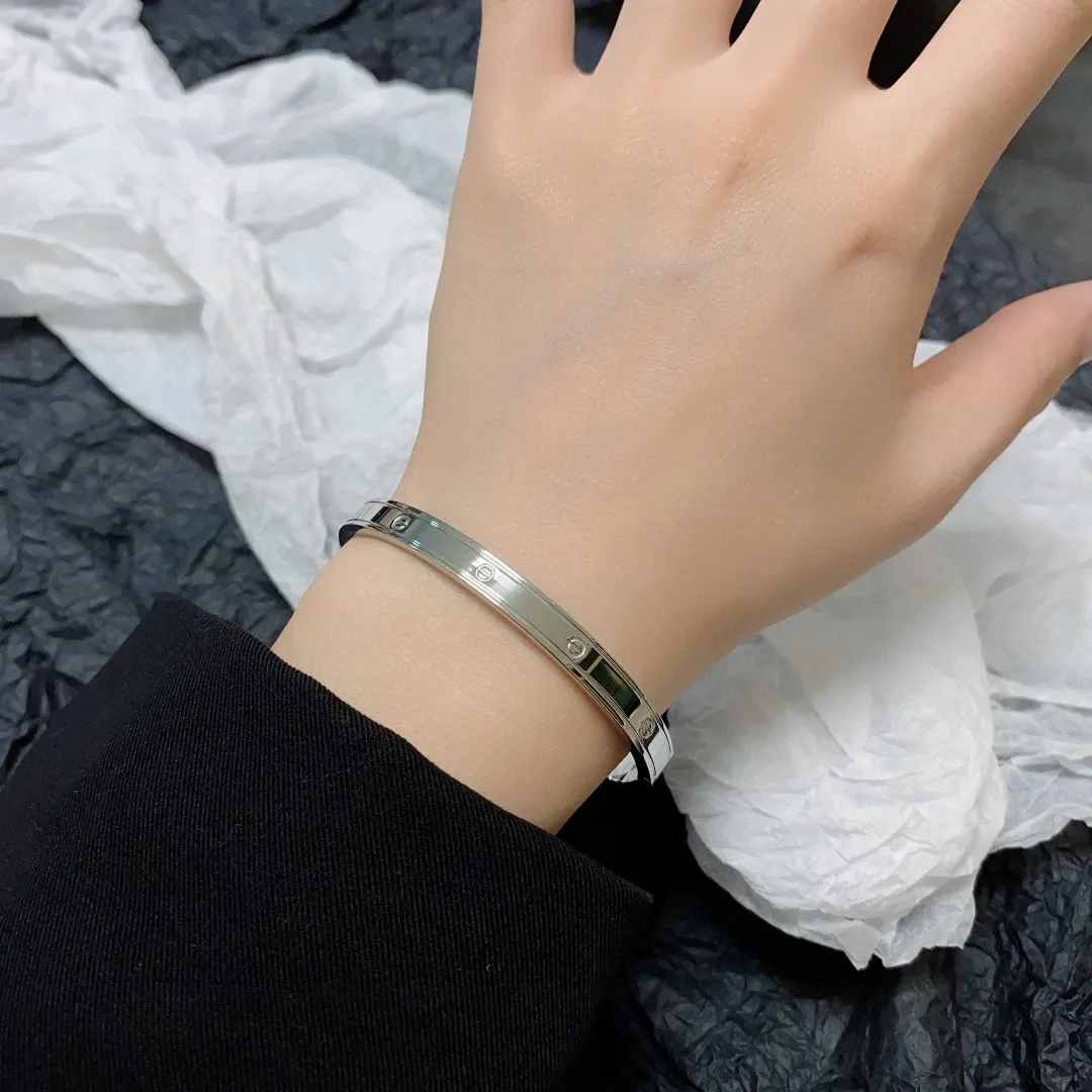 【CARTIER】ブレスレット、ファッションシンプルなスタイル 240729