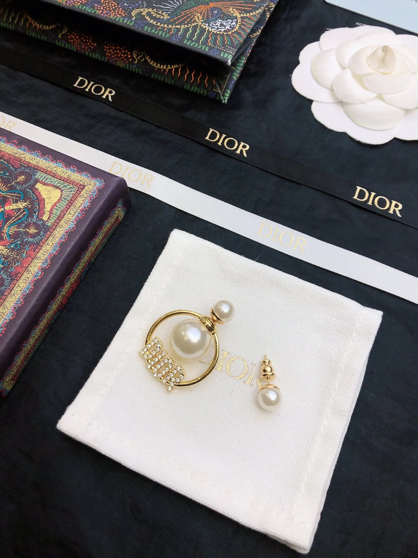 【DIOR】 ディオール  ファッションスタイルのイヤリング