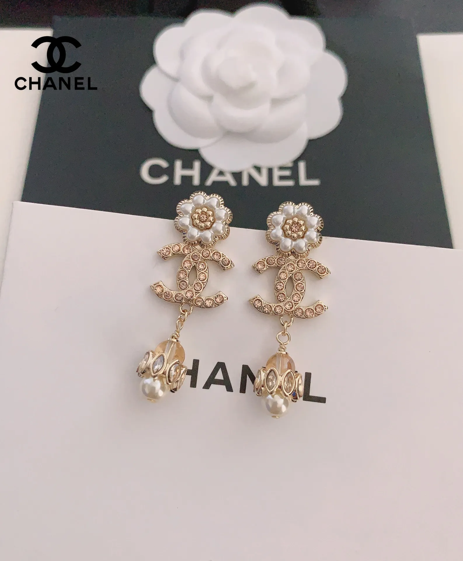 【CHANEL】シャネル  最新のパールフラワーイヤリング