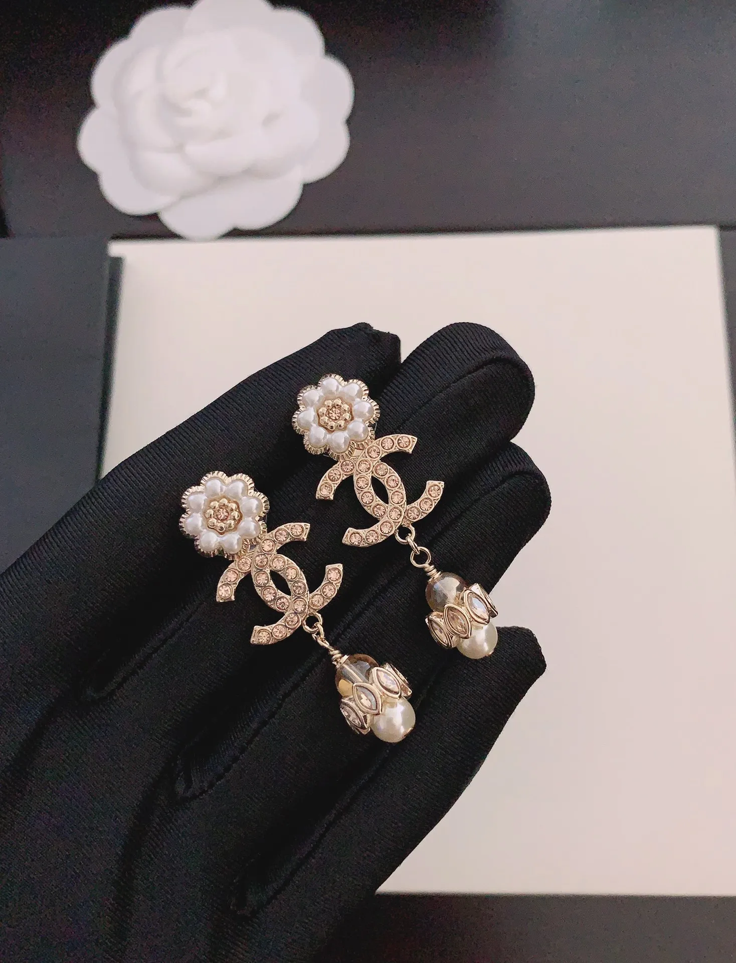 【CHANEL】シャネル  最新のパールフラワーイヤリング