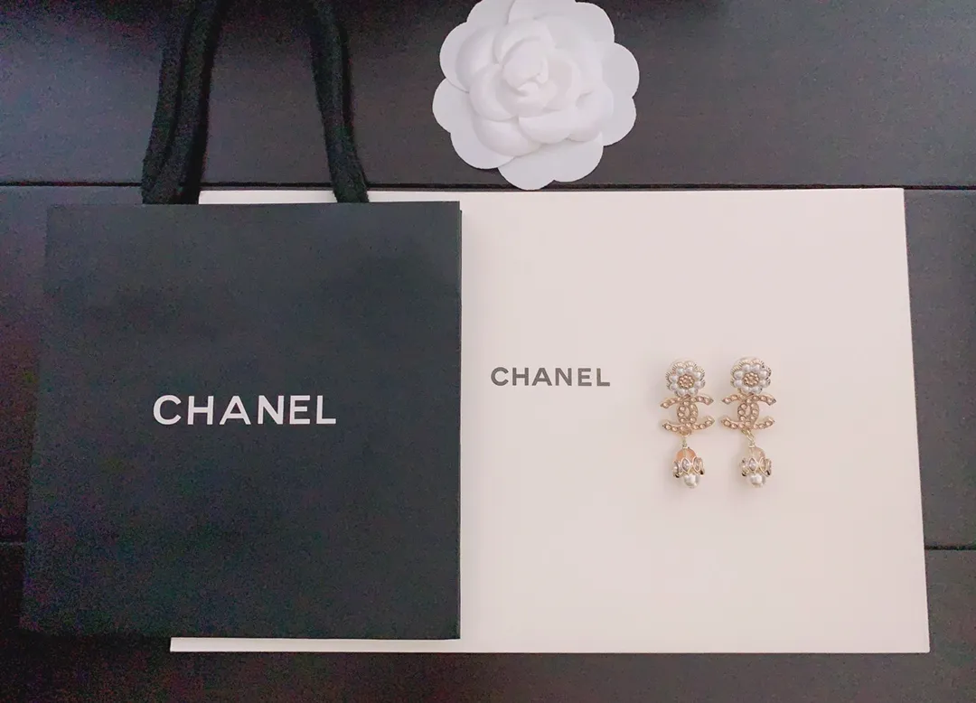 【CHANEL】シャネル  最新のパールフラワーイヤリング