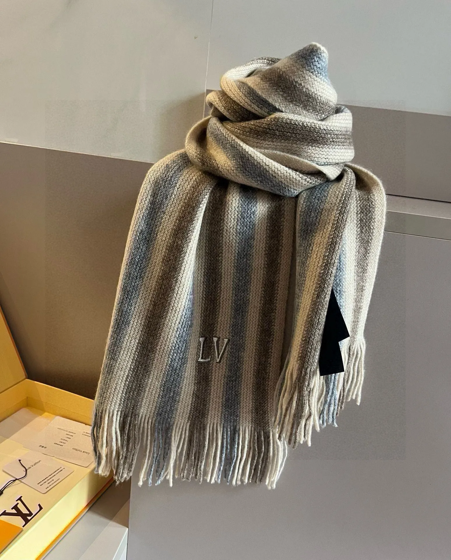 【LOUIS VUITTON   ルイヴィトン】スカーフ 35*180CM   241207