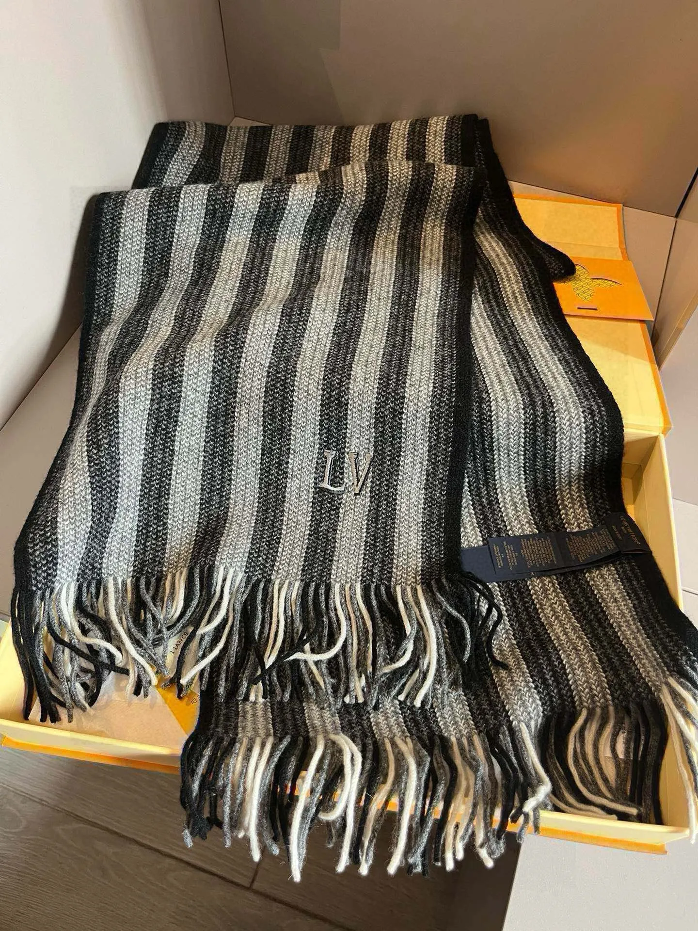 【LOUIS VUITTON   ルイヴィトン】スカーフ 35*180CM   241207