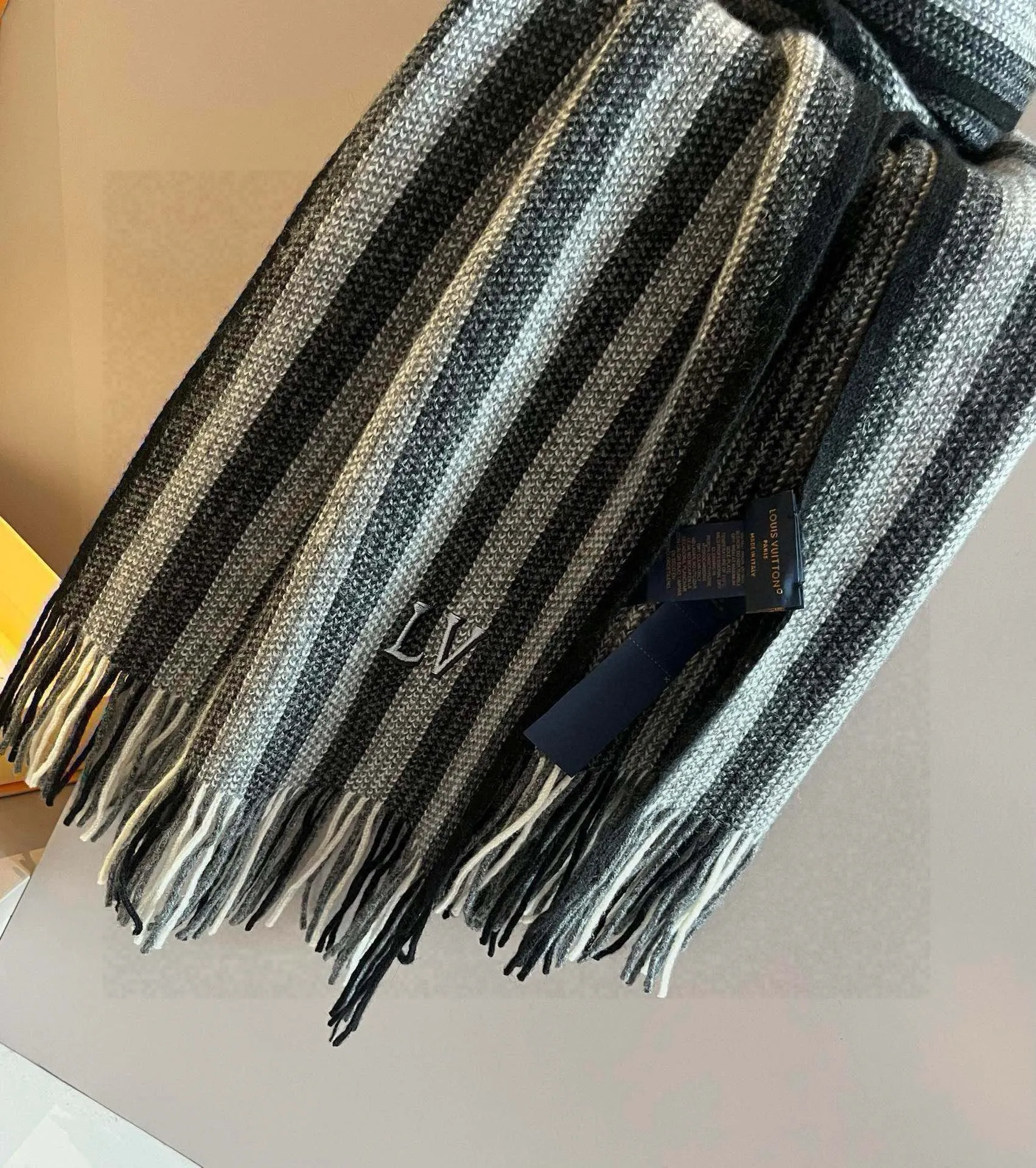 【LOUIS VUITTON   ルイヴィトン】スカーフ 35*180CM   241207