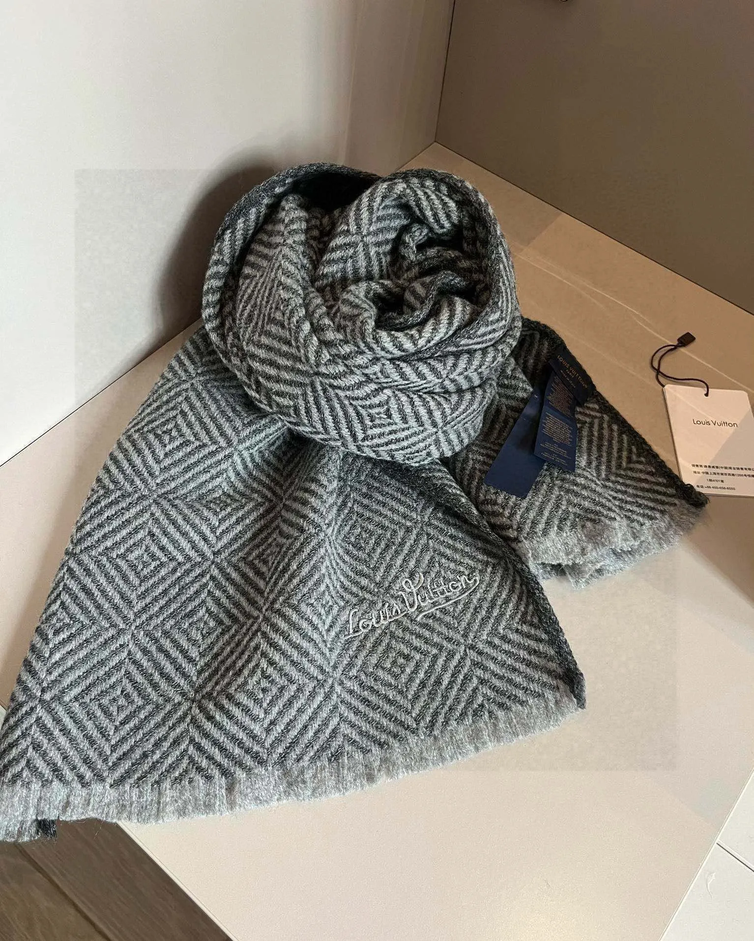 【LOUIS VUITTON   ルイヴィトン】スカーフ 30*180CM   241207