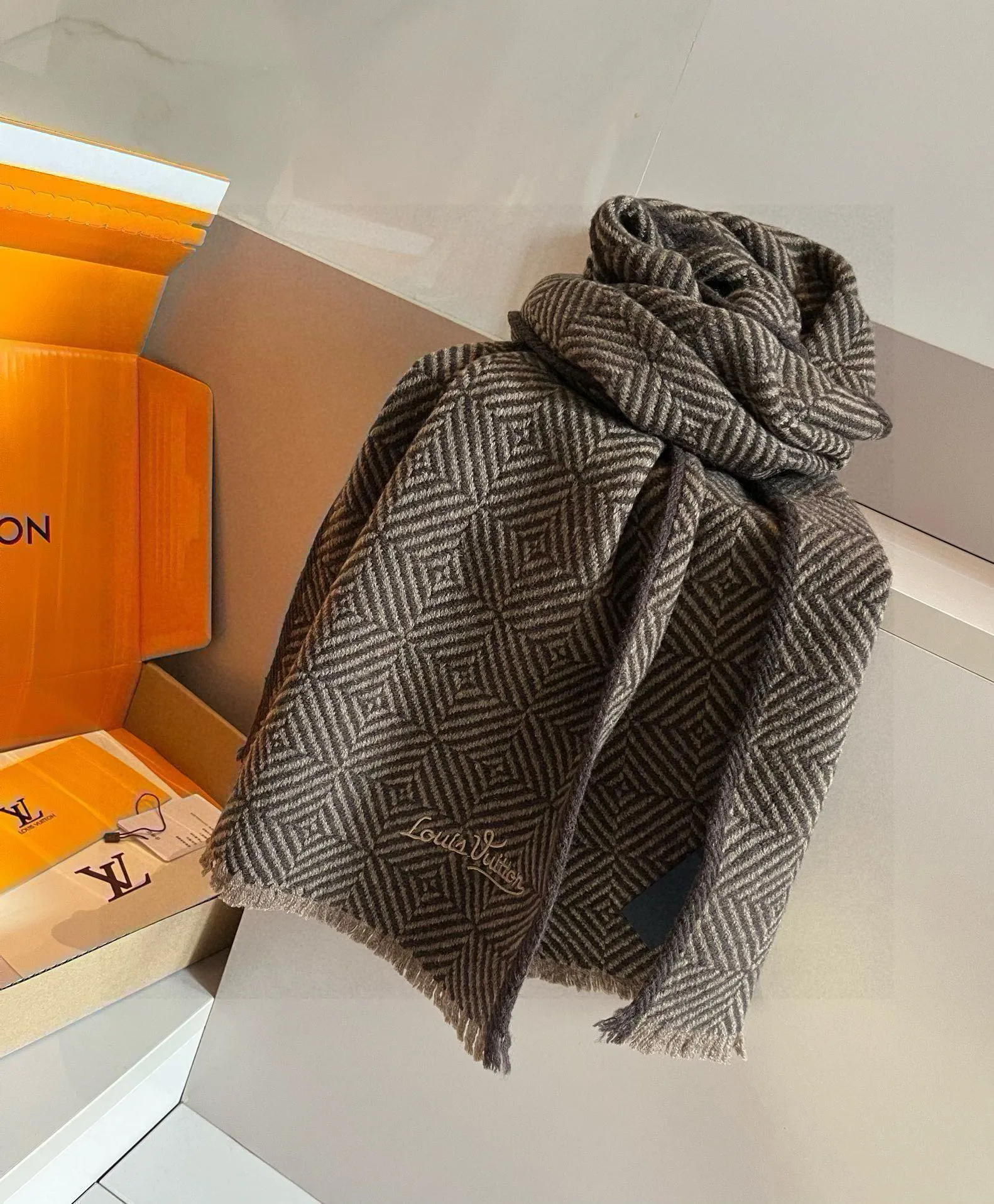 【LOUIS VUITTON   ルイヴィトン】スカーフ 30*180CM   241207