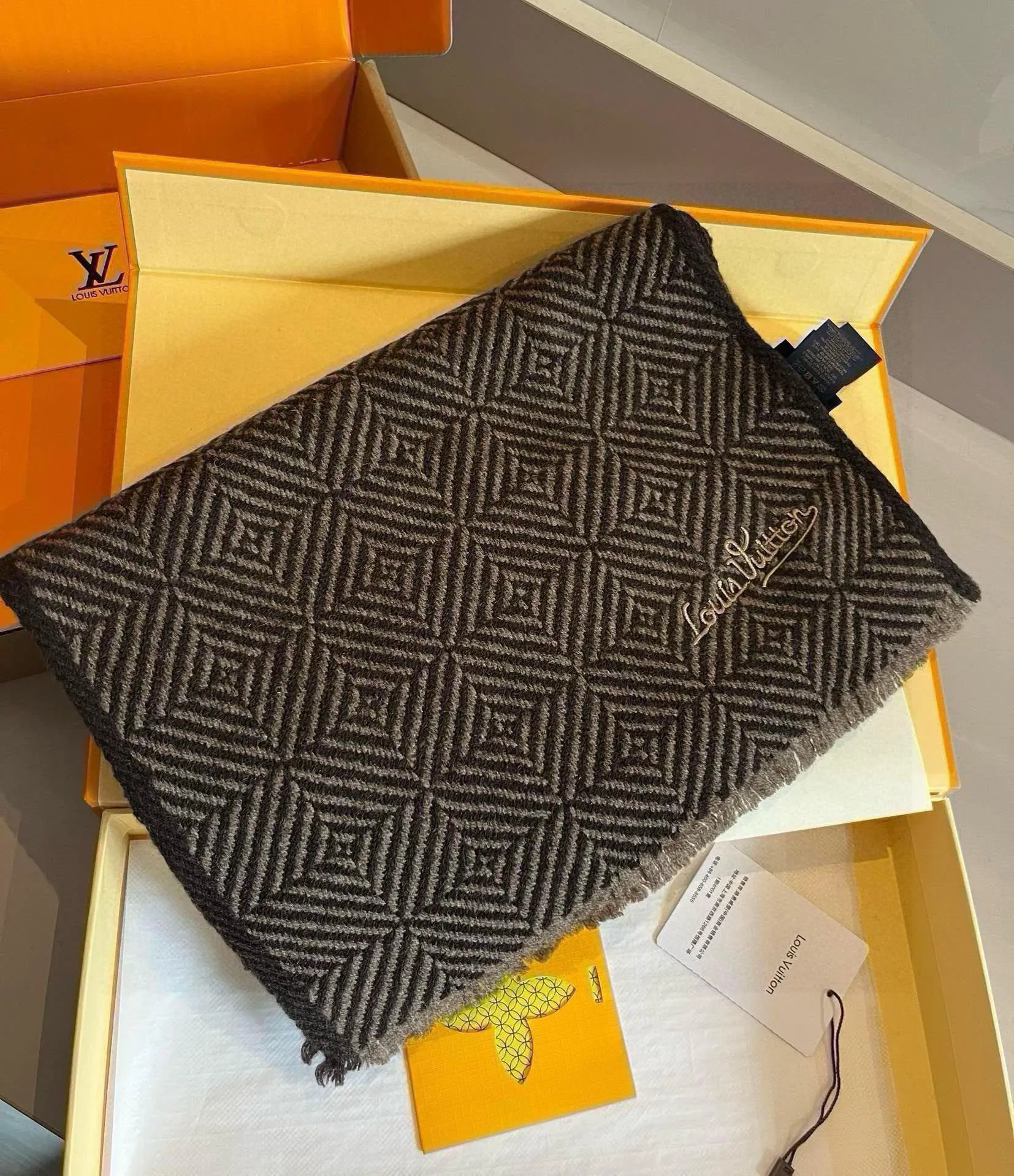 【LOUIS VUITTON   ルイヴィトン】スカーフ 30*180CM   241207