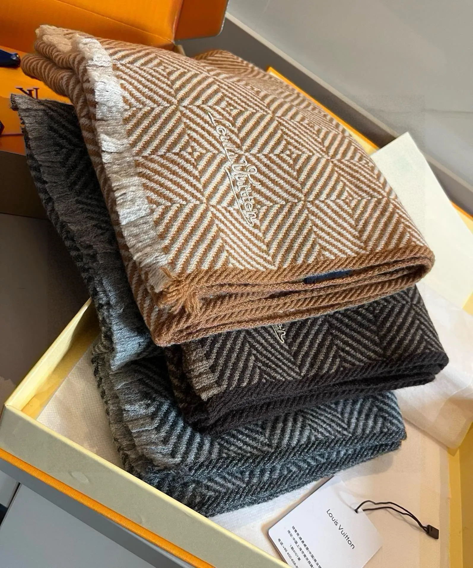 【LOUIS VUITTON   ルイヴィトン】スカーフ 30*180CM   241207