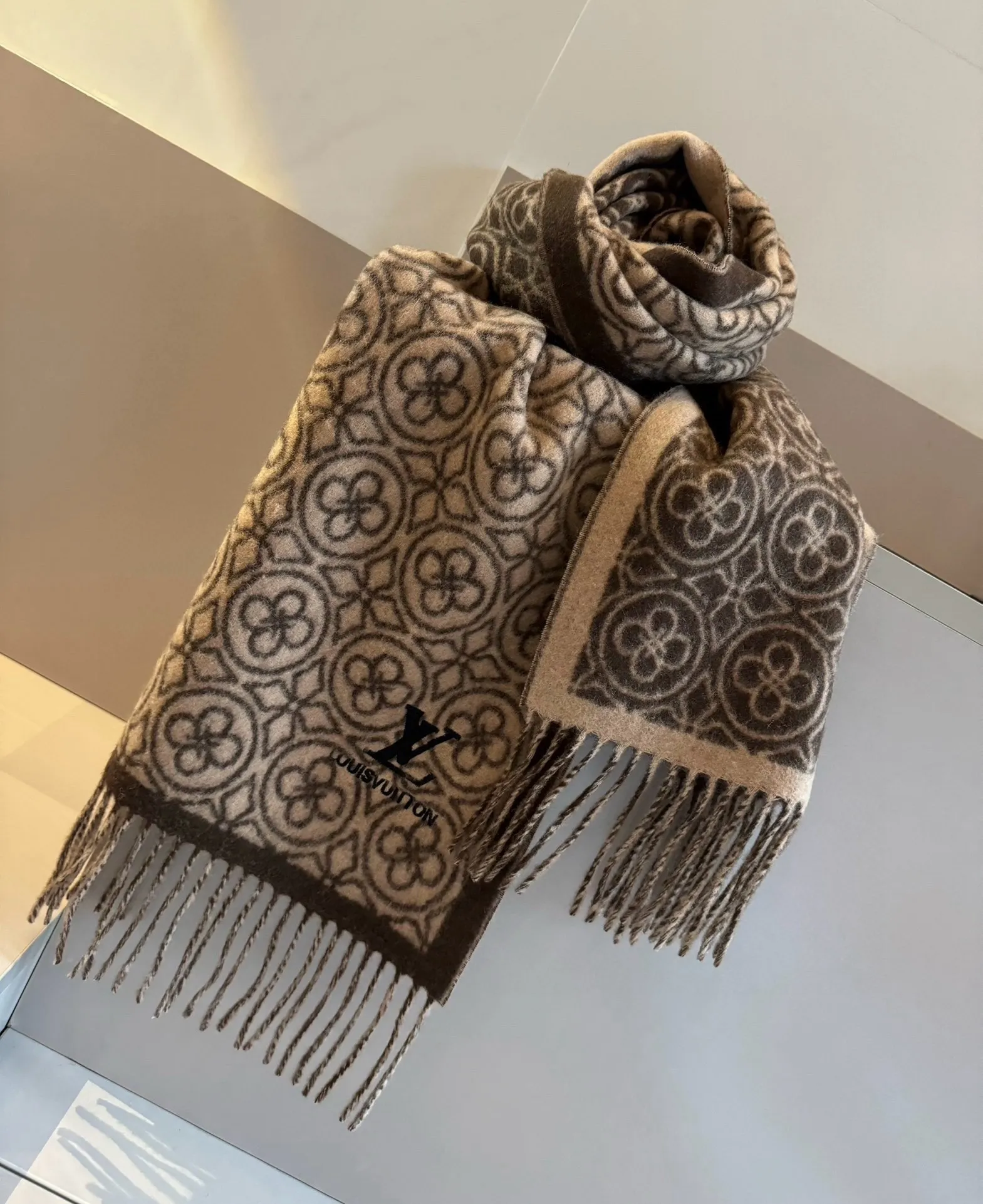 【LOUIS VUITTON   ルイヴィトン】スカーフ 30*180CM   241207