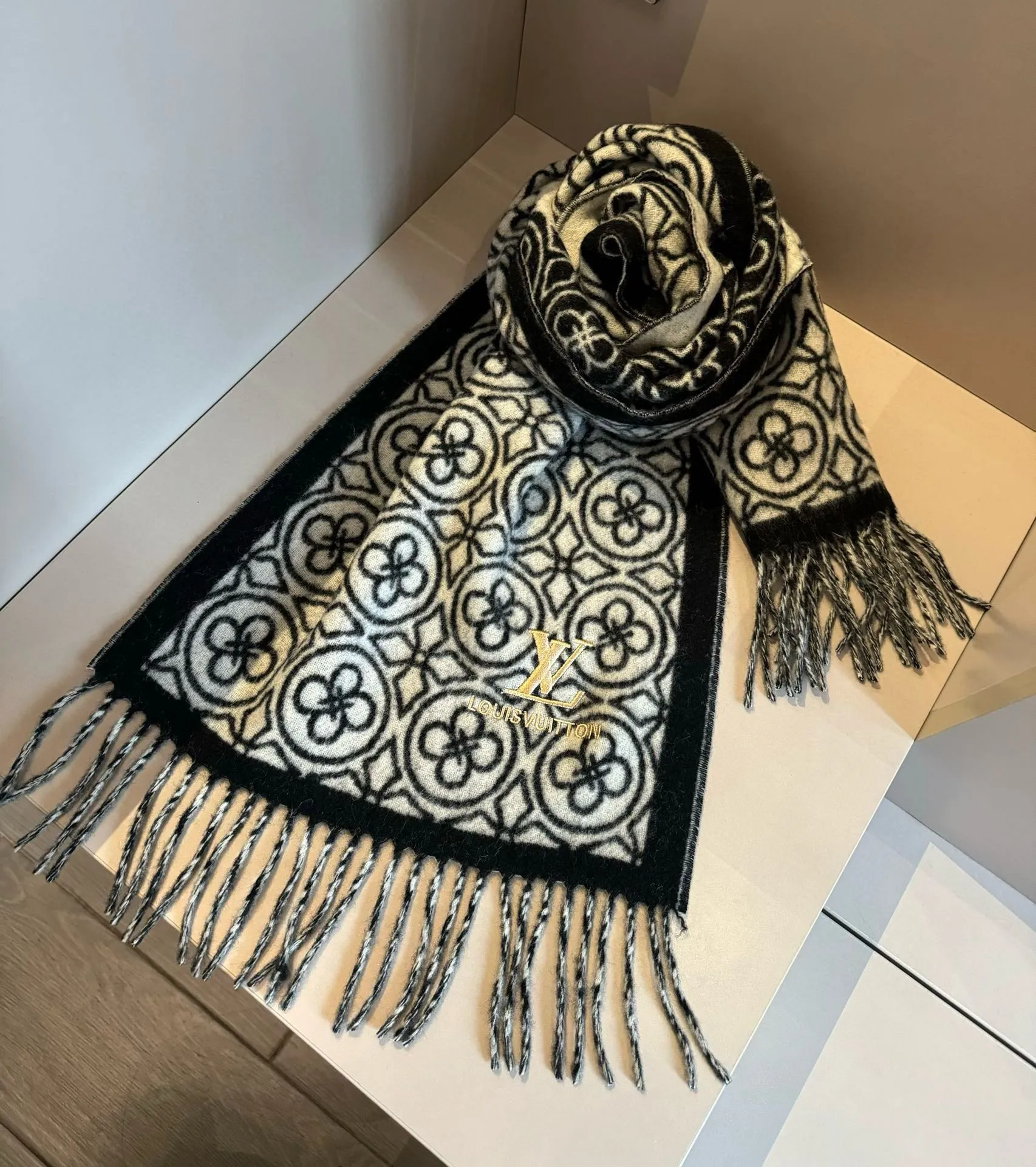 【LOUIS VUITTON   ルイヴィトン】スカーフ 30*180CM   241207