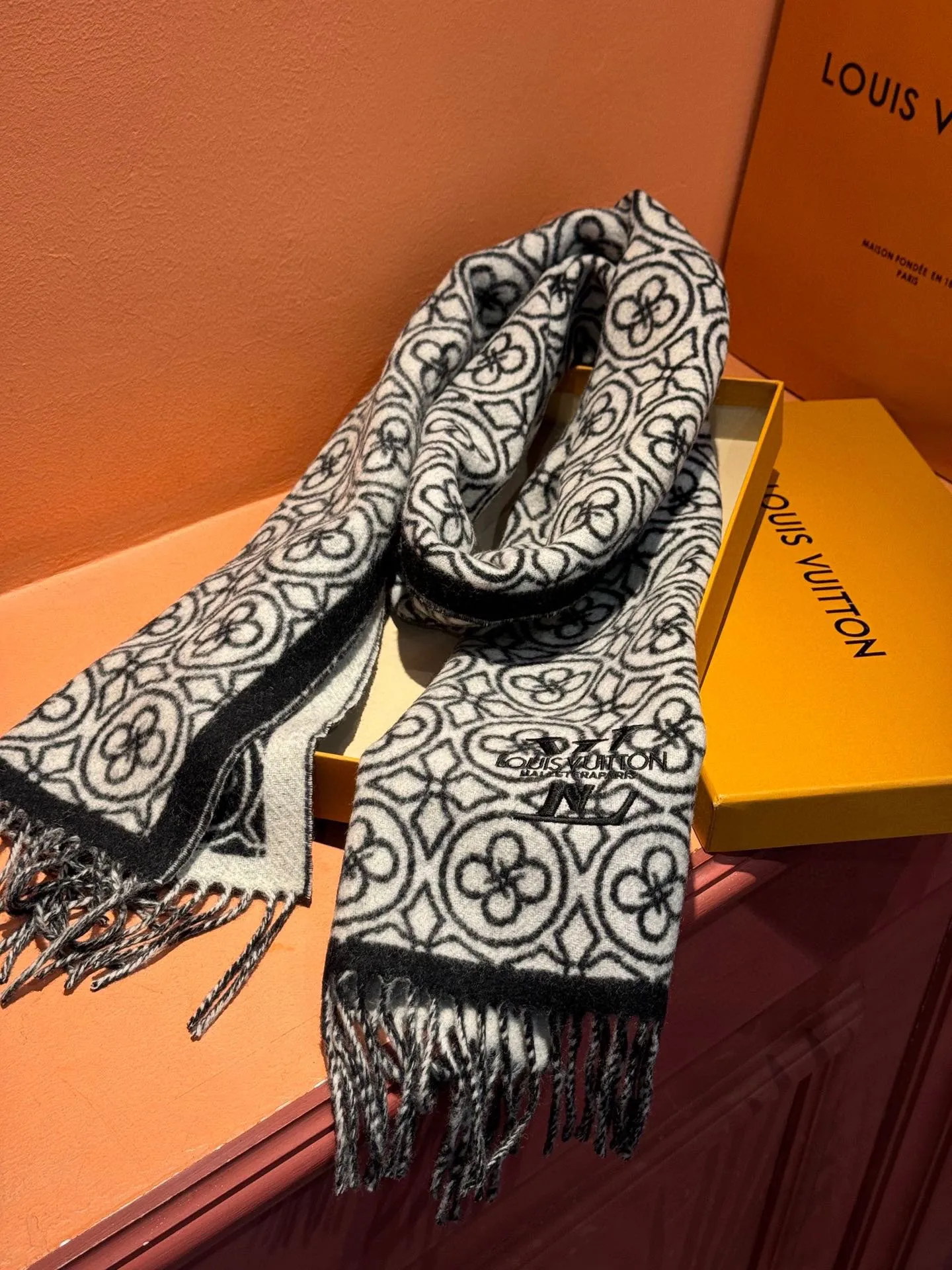 【LV LOUIS VUITTON ルイ·ヴィトン】 スカーフ 30*180cm  241107