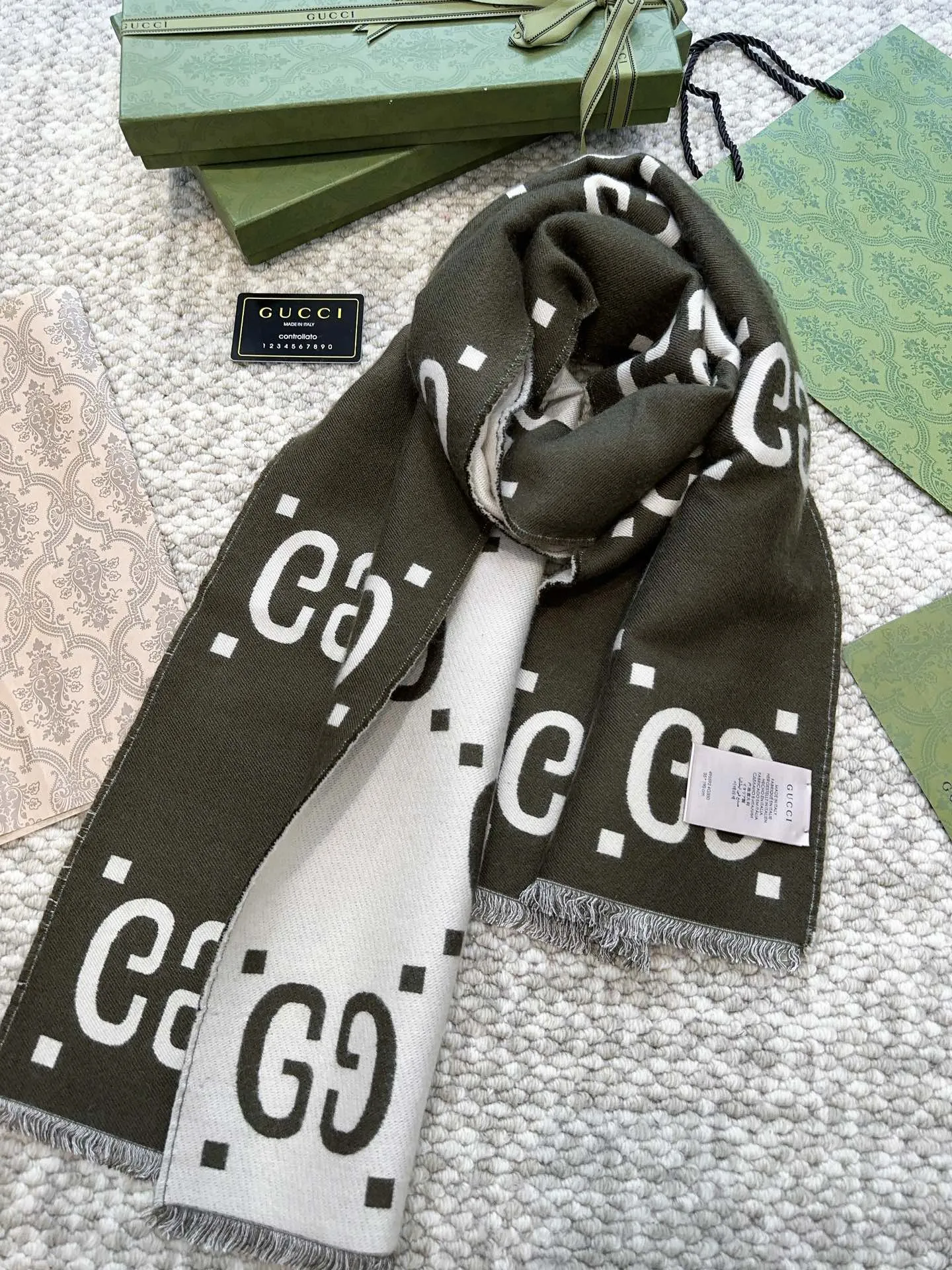 【GUCCI グッチ】スカーフ  30*180CM  241209