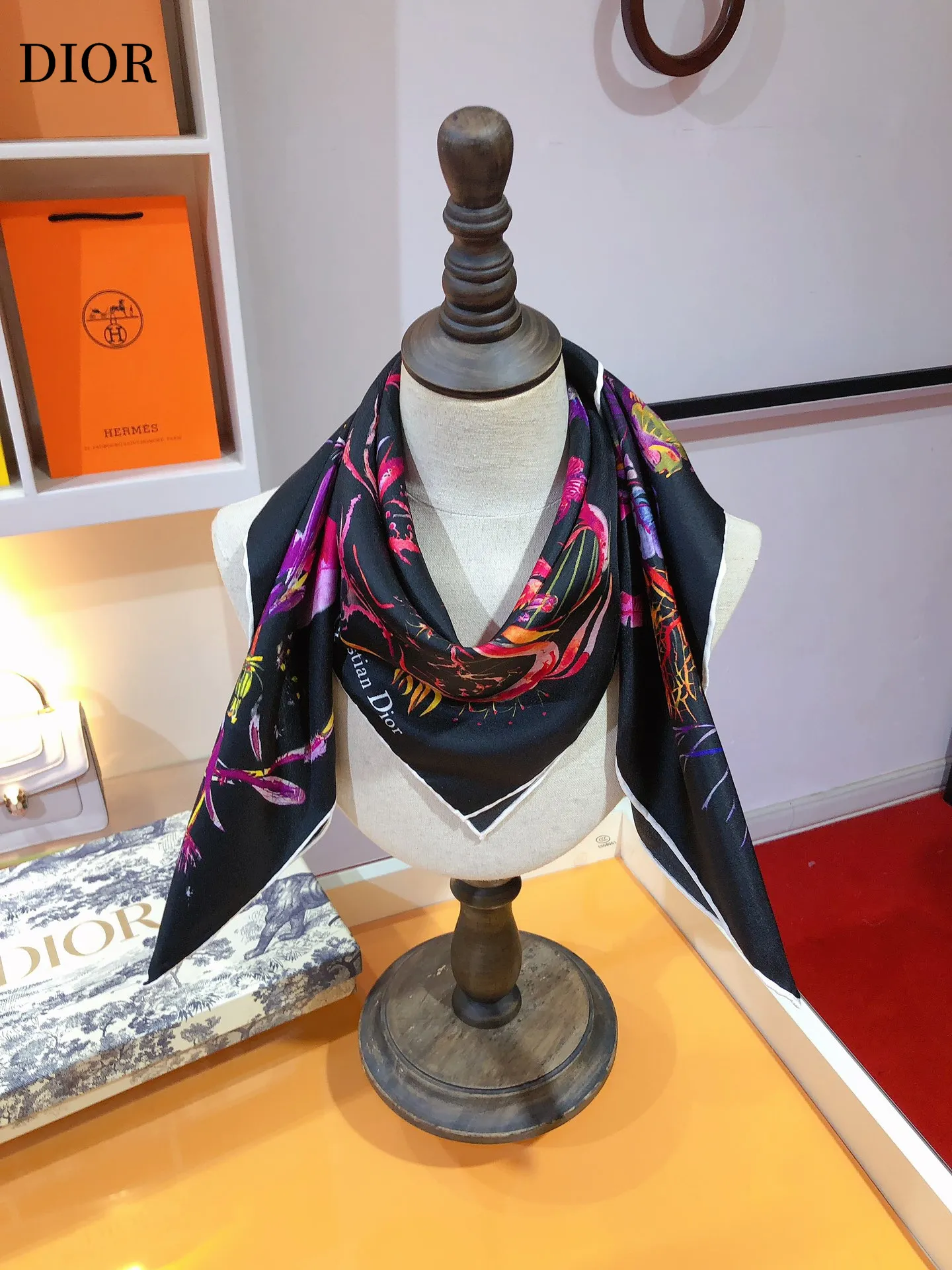 【DIOR  ディオール 】スカーフ90*90cm  241108