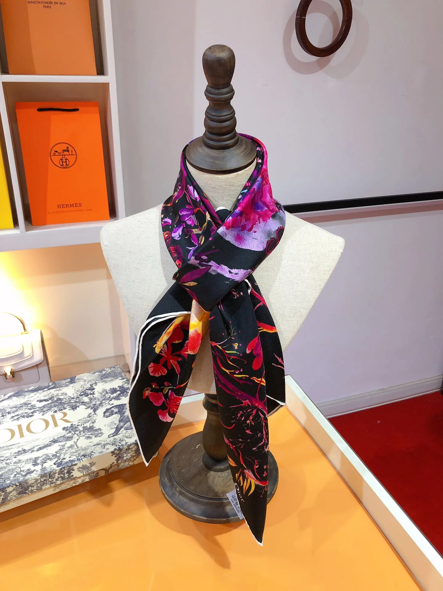 【DIOR  ディオール 】スカーフ90*90cm  241108