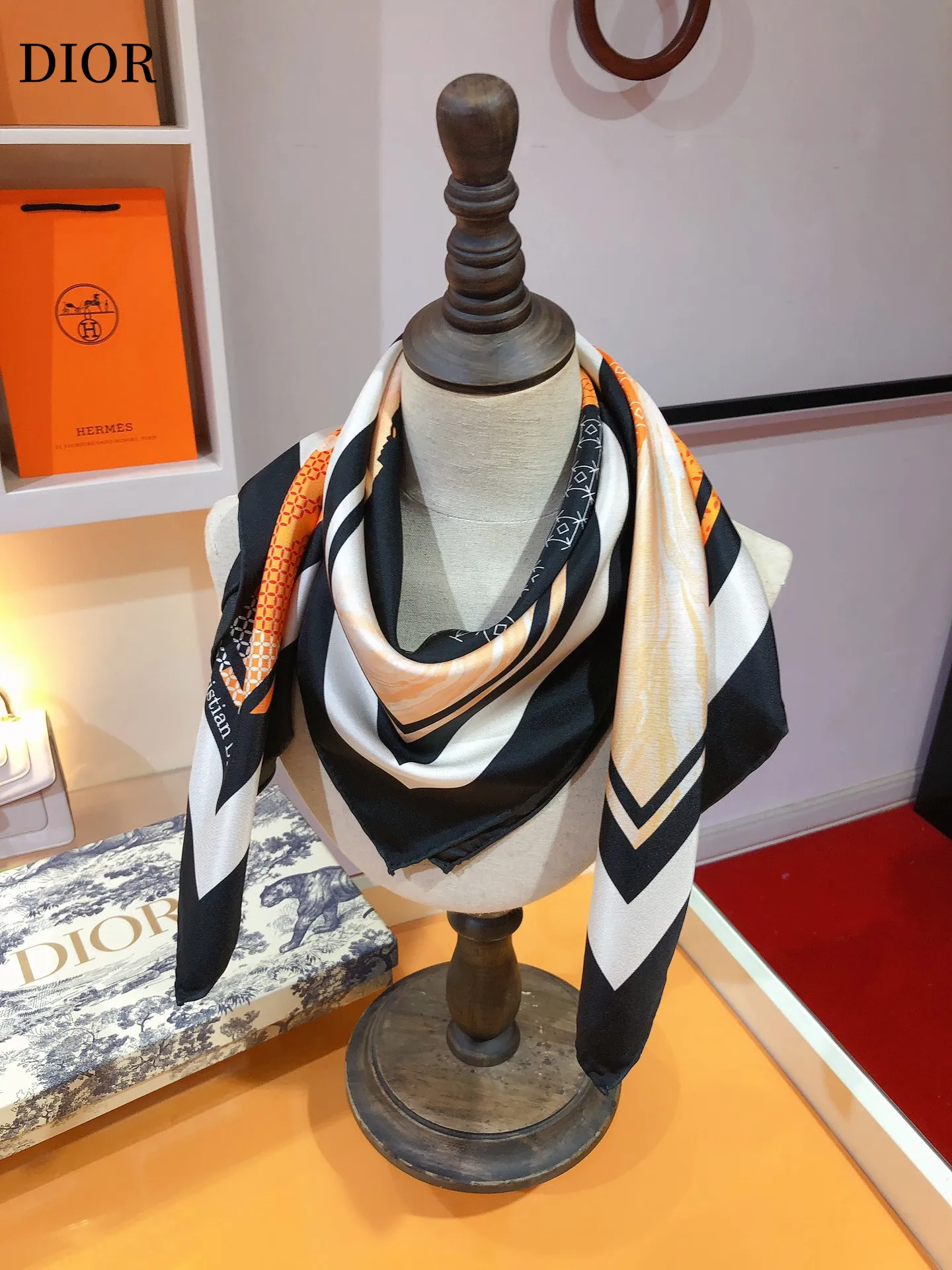 【DIOR  ディオール 】スカーフ90*90cm  241108