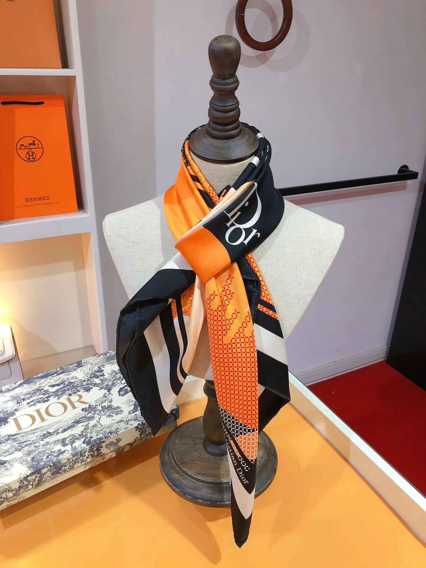 【DIOR  ディオール 】スカーフ90*90cm  241108