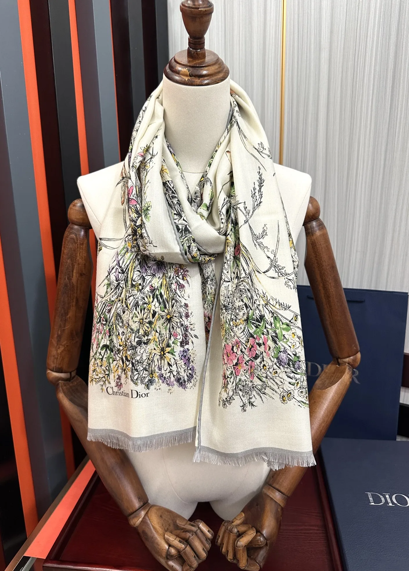 【DIOR  ディオール 】スカーフ 65*185 cm  241108
