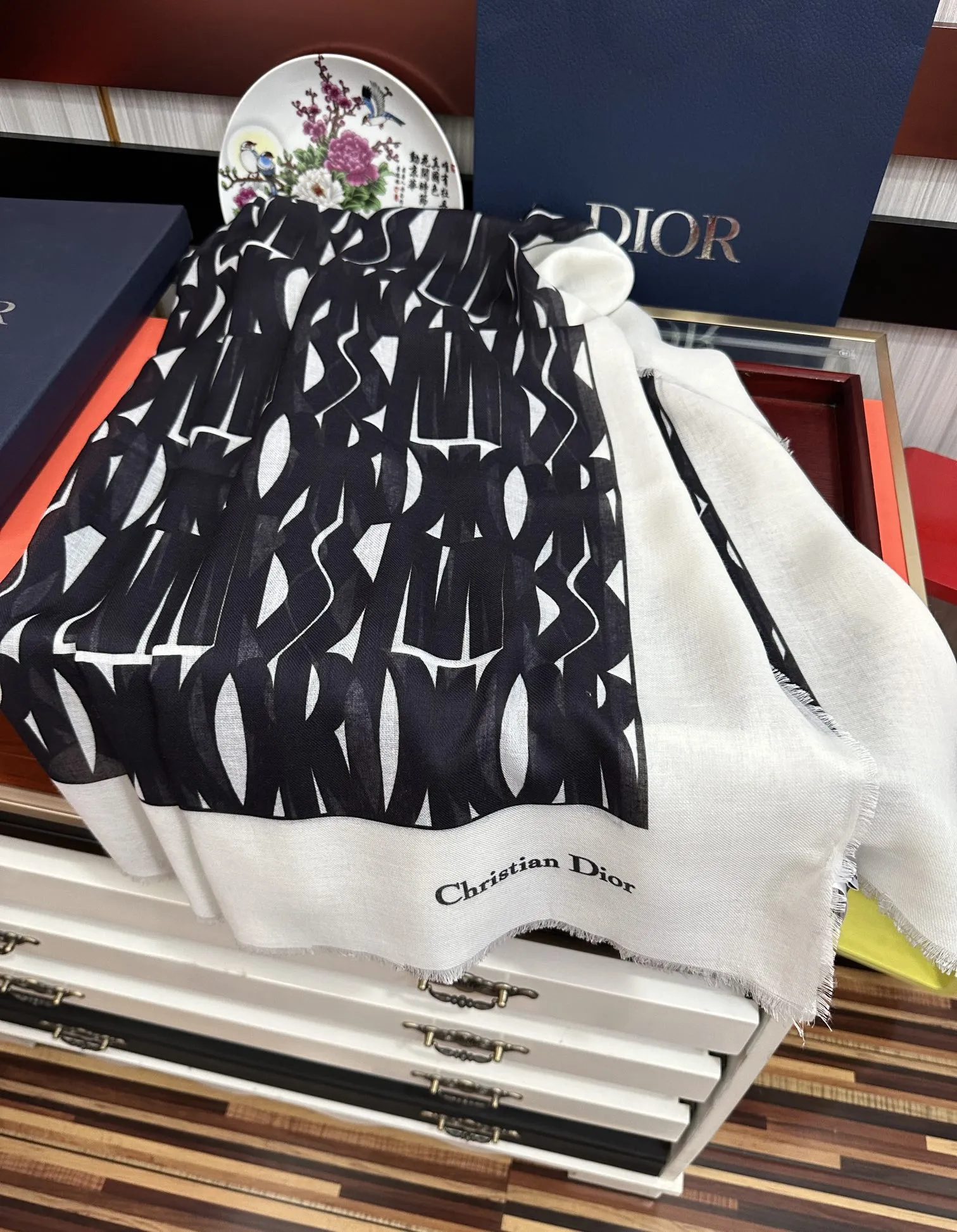 【DIOR  ディオール 】スカーフ  140*140cm  241108