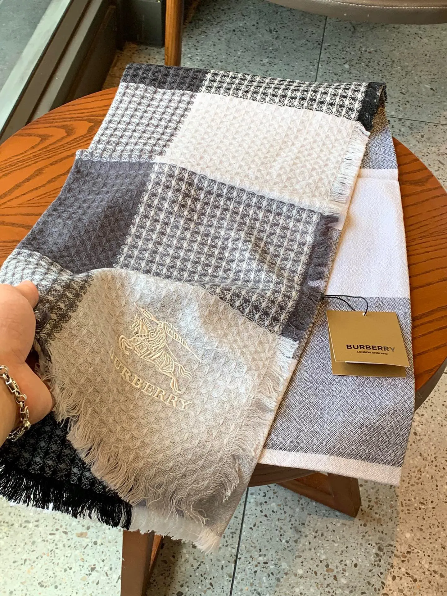 【BURBERRY  バーバリー】スカーフ210*80CM  241108