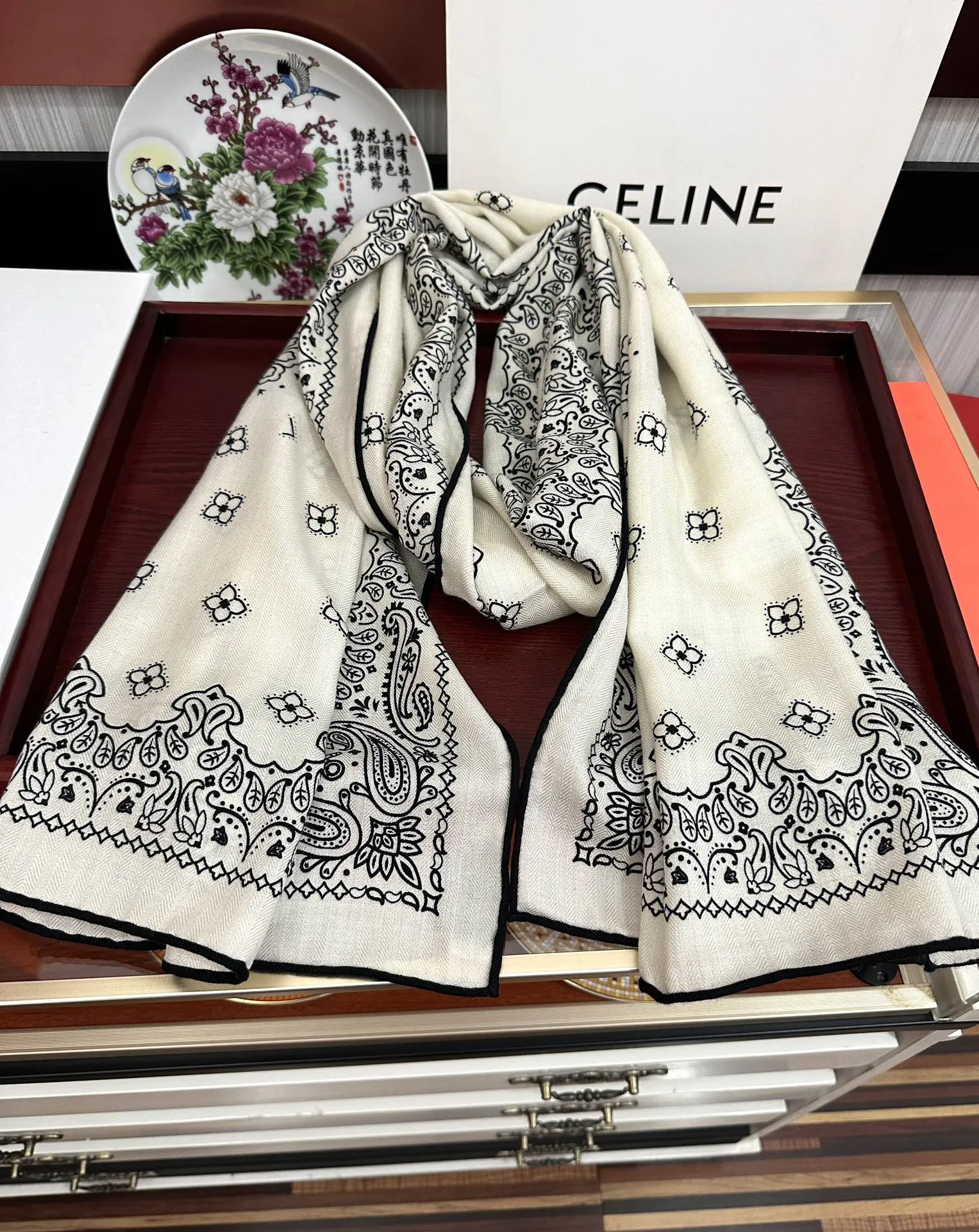 【CELINE セリーヌ】スカーフ 65*185CM  241108